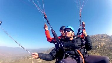 Pirlepe, Makedonya - Şubat, 2017 yaklaşık: yamaç paraşütü gündüz Dağları üzerinde