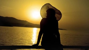 Yaz plaj günbatımı kadın silueti ile 
