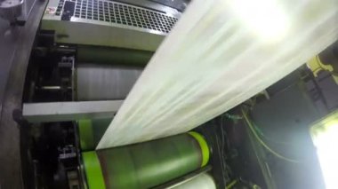 Gazeteler fabrika yazdırma satırda, baskı mekanizması taze haddeleme kağıtları yazmış.