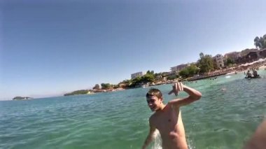Genç Erkekler atlama, denizde yüzme yavaş hareket atlamak sualtı, stok video çekim açık sularda