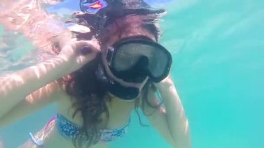 Şnorkel maskesi gibi üflüyor bubbles yüzme kamera ve dalgalar doğru kadınla sualtı manzarası. Ağır çekim stok video