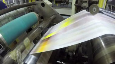 Gazeteler fabrika yazdırma satırda, baskı mekanizması taze haddeleme kağıtları yazmış.