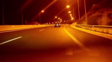 Araba Otoban yol ve tünel geceleyin sürüş zaman atlamalı