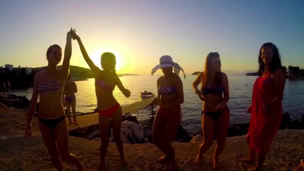 Yavaş Hareket Beş Kız Sahilde Günbatımı Arka Planda Dans — Stok video