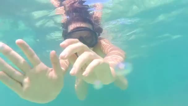 Vista Submarina Mujer Con Máscara Snorkel Nadando Hacia Cámara Las — Vídeos de Stock