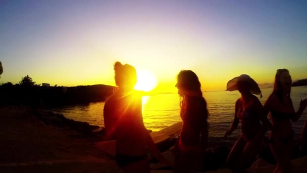 Cámara Lenta Cinco Niñas Bailando Playa Fondo Del Atardecer — Vídeos de Stock