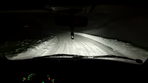 Conducir coche a través de la nieve — Vídeos de Stock