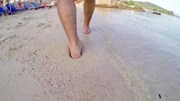 Man Promenader Längs Sandstranden Ultrarapid Låg Vinkel Syn Ben — Stockvideo