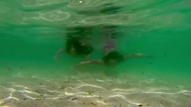 Gelukkig Actieve Tiener Duik Golf Onderwater Voorraad Van Slowmotion Video — Stockvideo