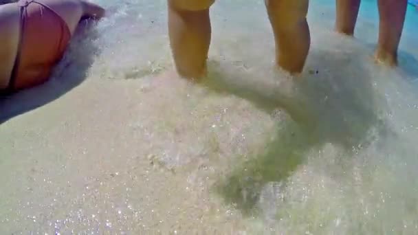 母と子の開脚のローアングル ビュー スローモーションで砂浜を歩いています — ストック動画