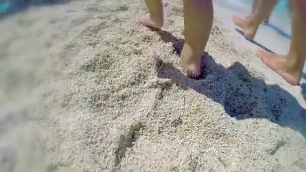 Mor Och Barn Promenader Längs Sandstranden Ultrarapid Låg Vinkel Syn — Stockvideo