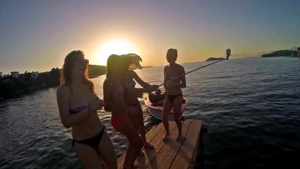 Slow Motion Fyra Flickor Som Dansar Stranden Vid Solnedgången Bakgrund — Stockvideo