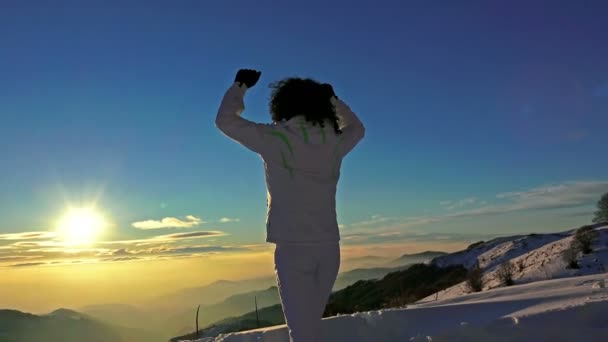 Posa Vittoria Donna Cima Monte Sollevamento Tramonto Mani Presso Concetto — Video Stock