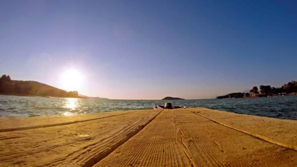 Vista Bajo Ángulo Del Atardecer Sobre Mar Muelle Madera — Vídeos de Stock