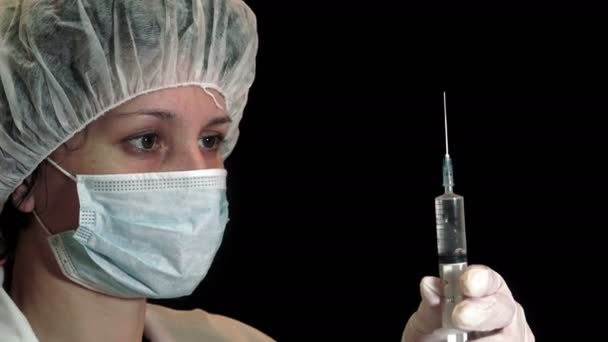 Концептуальное Видео Медсестры Распространяющей Наркотики Через Шприц Черном Фоне Uhd — стоковое видео