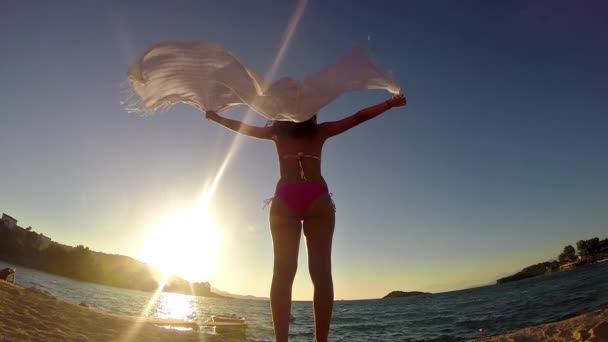 Замедленное Движение Женщины Морском Пляже Размахивающим Шарфом Фоне Заката — стоковое видео