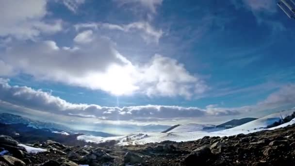 雪の飼いならされた経過は青い空を背景に冬の日で山をカバー — ストック動画