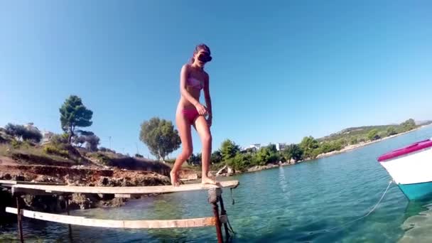 女の子踏み台から飛び降りて 海の水にダイビングのスローモーション — ストック動画