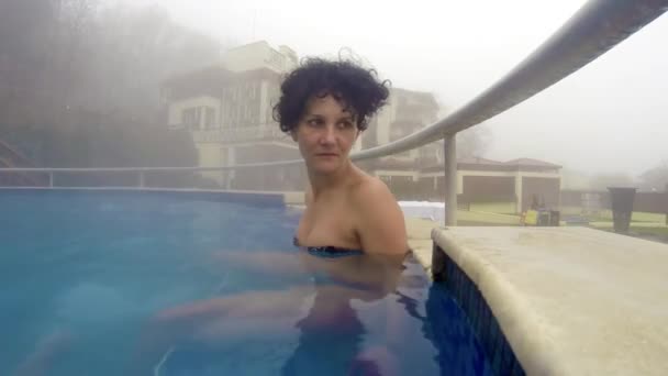 Genç Kadın Rahatlatıcı Bir Spa Resort Uhd Stok Video Suda — Stok video