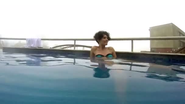 Genç Kadın Rahatlatıcı Bir Spa Resort Uhd Stok Video Suda — Stok video
