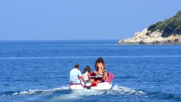 Small Boat People Rocky Island — Stock Video