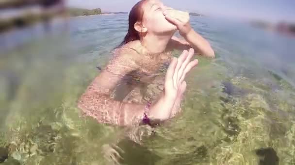 Slow Motion Van Meisje Getting Out Onderwater — Stockvideo