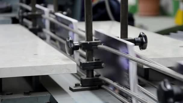 Bir Fabrikada Kitap Üretim Hattı Dergisi Baskı — Stok video