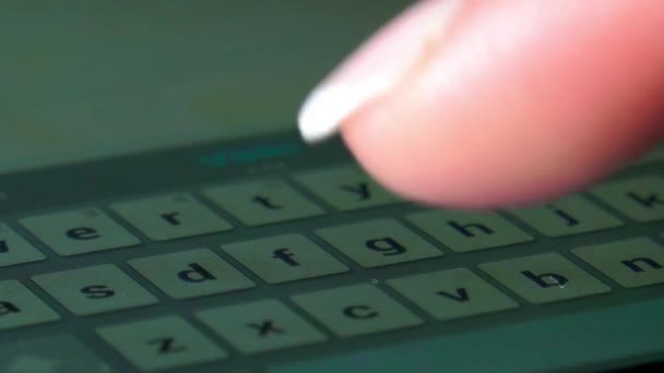 Gros plan du message de dactylographie à la main sur smartphone 