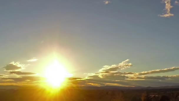 Захід сонця над пагорбами — стокове відео
