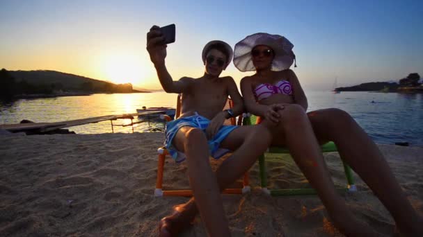Garçon Fille Prendre Des Photos Selfie Sur Smartphone Sur Fond — Video
