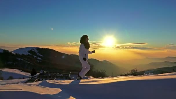 Frau Genießt Winter Schneewandern Auf Sonnenuntergang Hintergrund — Stockvideo