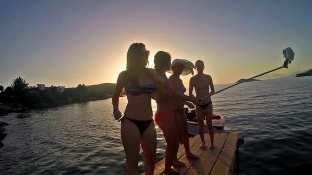 Slow Motion Van Vier Meisjes Dansen Strand Zonsondergang Achtergrond — Stockvideo