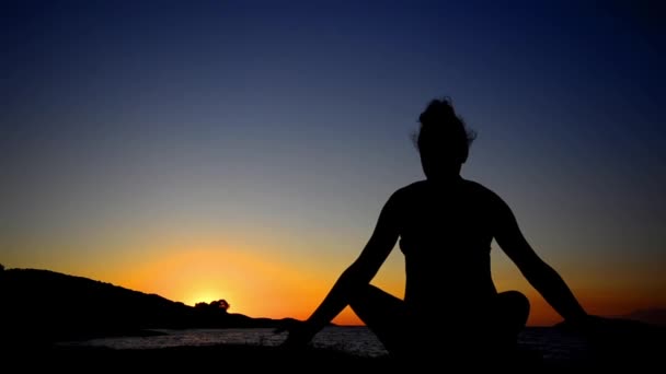 Mujer Sana Meditando Pose Loto Sobre Sol Naranja — Vídeos de Stock