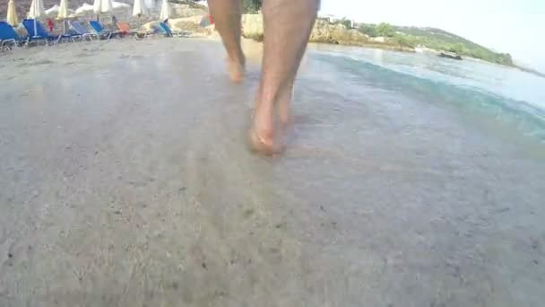 Männliche Beine Gehen Barfuß Nassen Sandstrand — Stockvideo