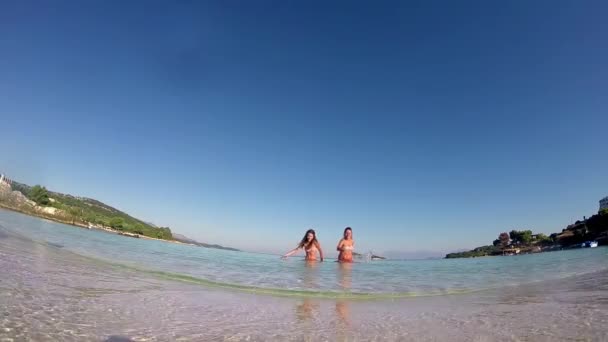 Cámara Lenta Las Niñas Que Juegan Mar Durante Las Vacaciones — Vídeos de Stock