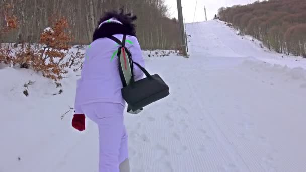 Femme Randonnée Sur Sommet Neige — Video