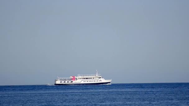 距離で海の水平線の商業観光船 — ストック動画