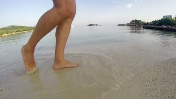 Αρσενικό Πόδια Περπατώντας Ξυπόλητοι Στην Υγρή Άμμο Παραλία — Αρχείο Βίντεο