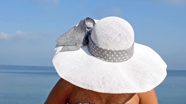 Ragazza Cappello Sulla Spiaggia Durante Vacanze — Video Stock