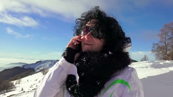 Jovem Atraente Usando Seu Telefone Celular Touch Screen Sorrindo Neve — Vídeo de Stock