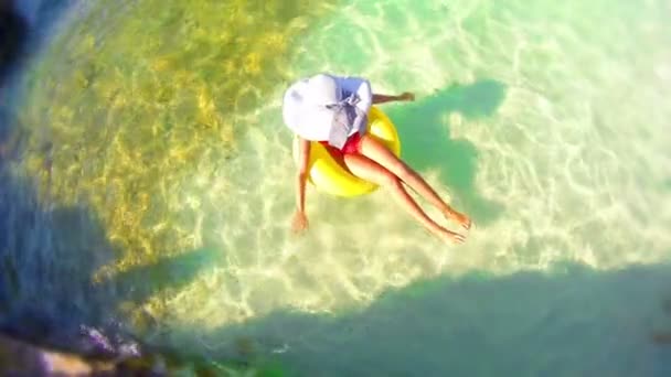 夏季概念 女性享受放松在易燃的橡胶圈 空中高清 — 图库视频影像