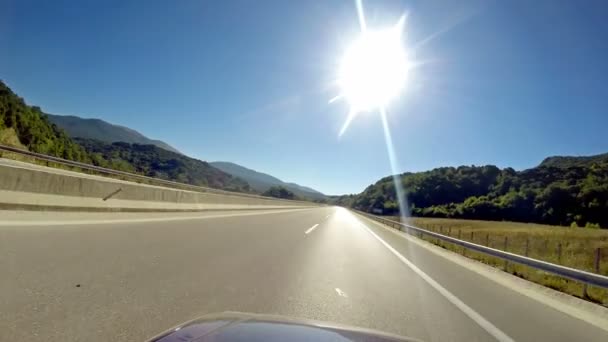 Voertuig Rijden Snelweg Richting Zon — Stockvideo