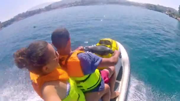 Baba Kızı Jet Ski Üzerinde Sürme — Stok video