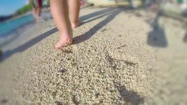 Moeder Kind Wandelen Langs Het Zandstrand Slow Motion Lage Hoekmening — Stockvideo