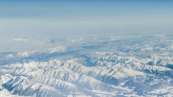 Luchtfoto Van Besneeuwde Bergen Met Toppen Wolken Achtergrond — Stockvideo