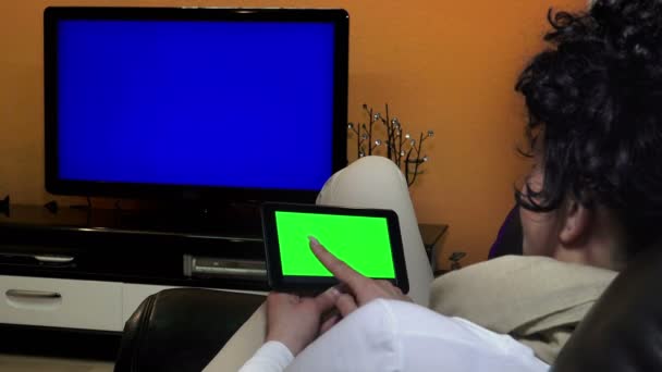 Powrót Widok Kobiety Domu Pomocą Elektroniczny Tablet Telewizor Smart Uhd — Wideo stockowe