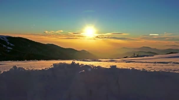 美しい夕日高山では 雪で覆われました Uhd ステディカム ストック ビデオ — ストック動画