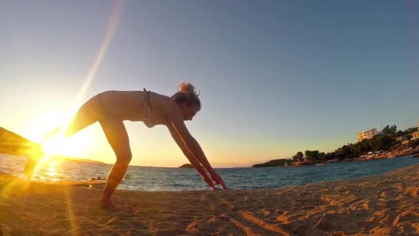 女孩在沙滩上做体操运动的慢动作 — 图库视频影像