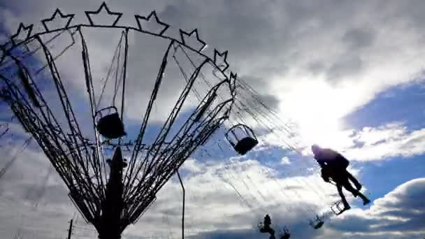 Люди Силуети Їзда Ланцюжку Гойдалки Фоні Хмарного Неба — стокове відео