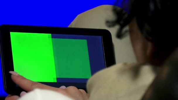 Chica Usando Tablet Con Pantalla Verde Uhd Vídeo Archivo Alfa — Vídeo de stock